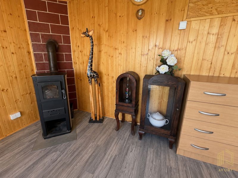 Holzinterieur der Hütte mit Ofen, Giraffe und Möbeln auf dem Boden mit Holzdekor.