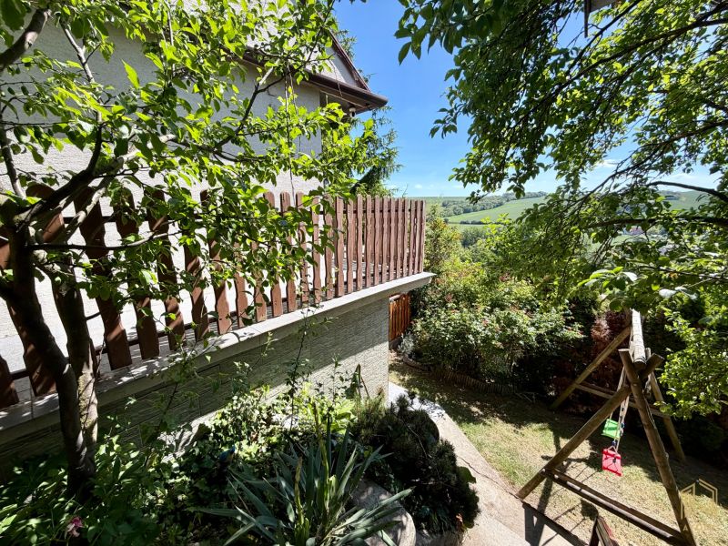 Der Garten der Hütte in Kunov in Senica mit einer Schaukel und Blick auf die Hügel.