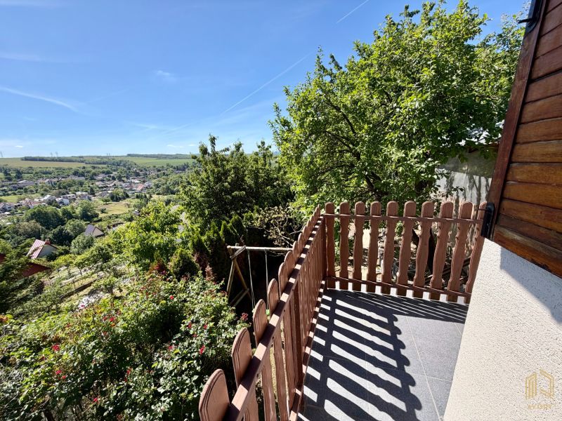 Blick von der Terrasse der Hütte in Kunovo, Senica, mit blühendem Garten und Grünflächen.
