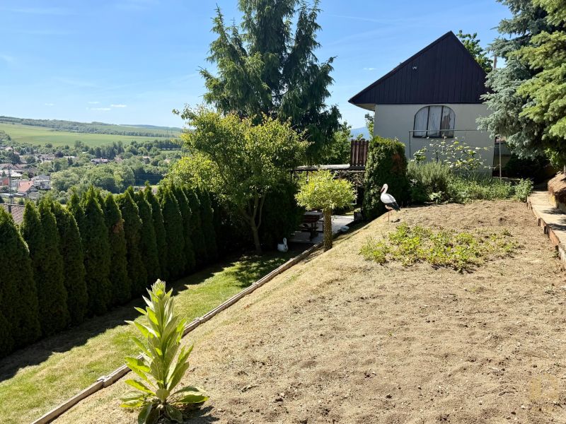 Garten bei der Hütte in Kunov, Senica mit Blick auf die umliegende Landschaft und das Dorf.