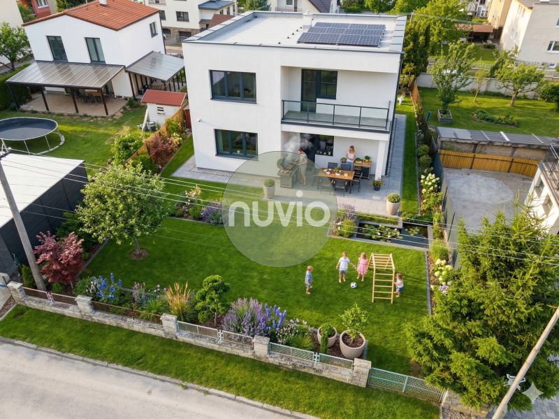 Ein Einfamilienhaus in Martin mit einem schönen Garten, einer Terrasse und Solarpanelen auf dem Dach.