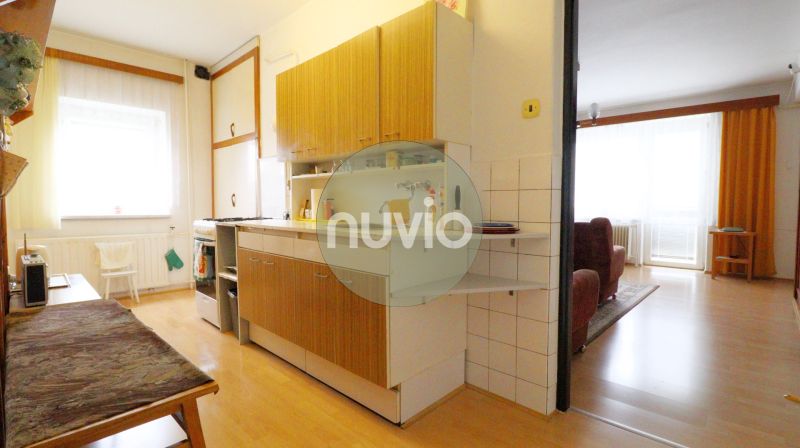 Küche und Wohnzimmer in einem Einfamilienhaus mit Holzboden.