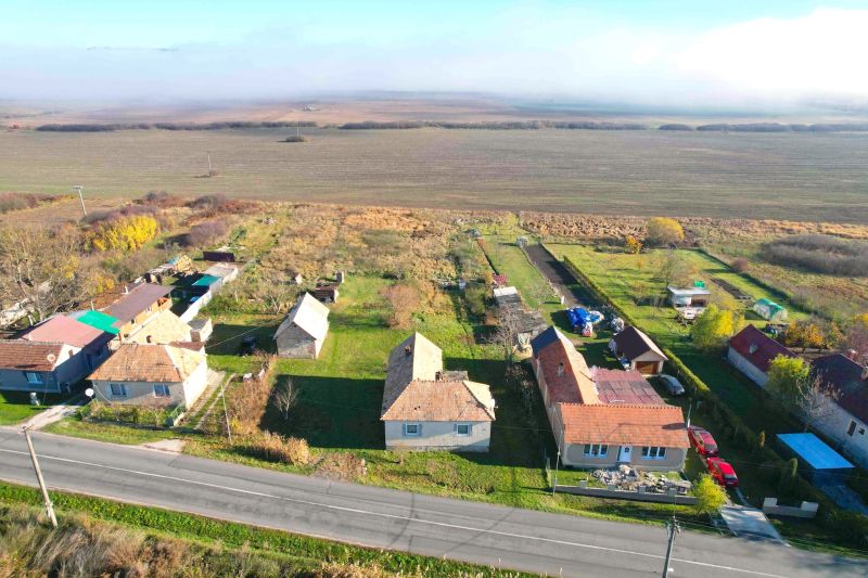 Häuser an der Hauptstraße in Radnovce, mit Grundstücken - Wohnen umgeben von Feldern.