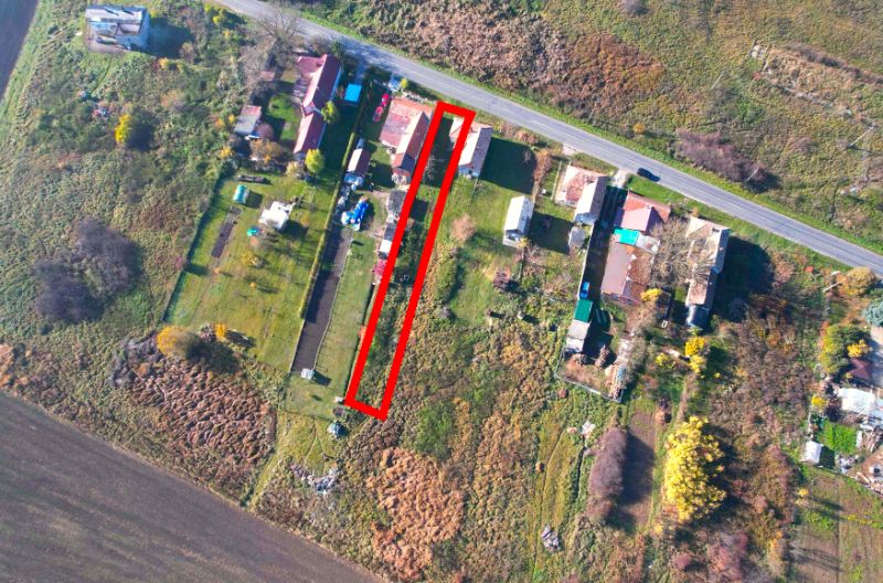 Blick von oben auf die Wohnbaugrundstücke in Radnovce, umgeben von Natur und einer nahegelegenen Straße.
