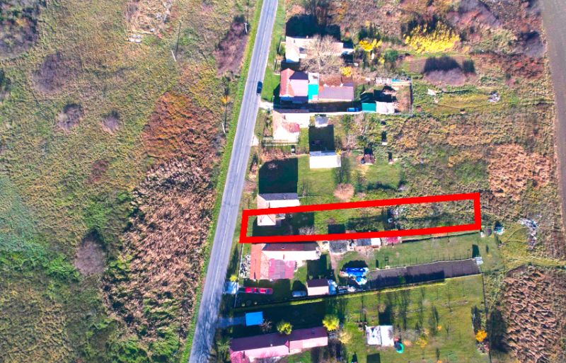 Luftaufnahme des Grundstücks in Radnovce mit markierten Grenzen für Wohnzwecke in der umliegenden Umgebung.
