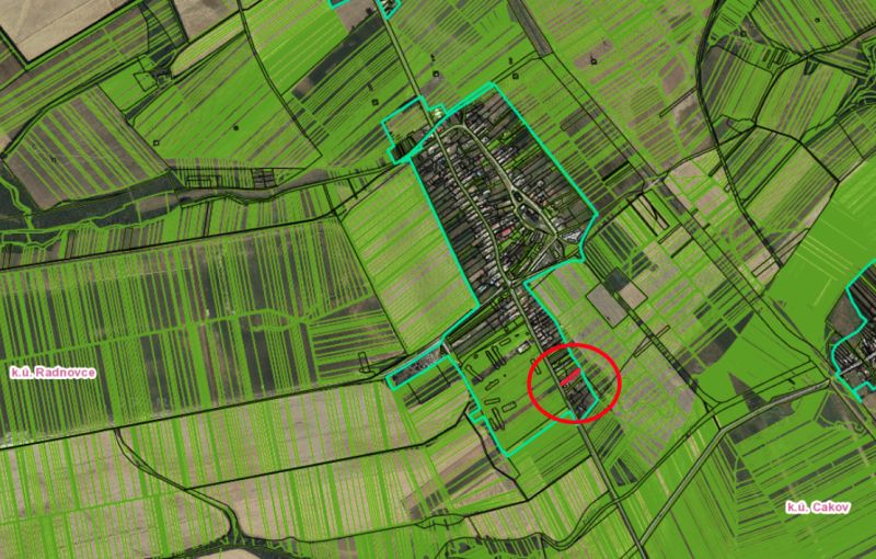 Luftbildkarte mit Fokus auf Wohnbaugrundstücke in Radnovce, sichtbare Felder und Straßen.