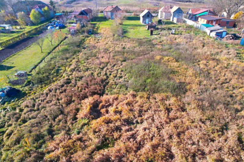 Luftaufnahme von Wohngebieten in Radnovce mit ländlichen Häusern und Grünflächen.