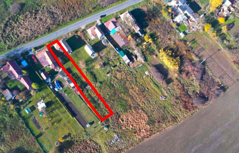 Luftperspektive auf Wohnbaugrundstücke in der Gemeinde Radnovce mit Hauptstraße.