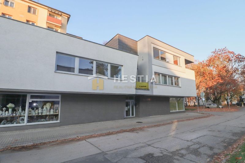 Gewerbeflächen in Senica, modernes Gebäude mit Glasvitrinen in der Fußgängerzone.