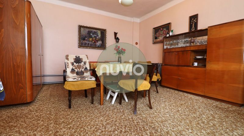 Wohnzimmer in einem Einfamilienhaus mit Retro-Möbeln und Dekorationen.