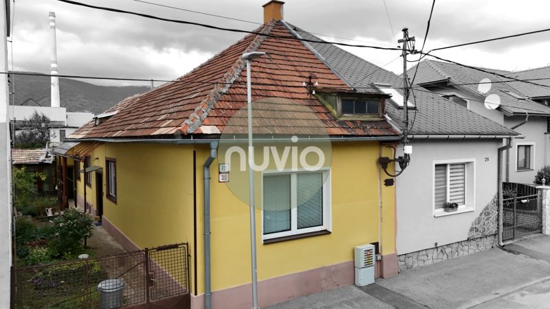 Ein Einfamilienhaus in Martin mit einem schrägen Dach und einer gelben Fassade.