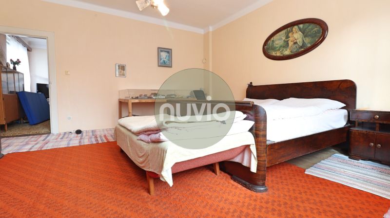 Schlafzimmer mit Holzmöbeln und Teppich in einem Einfamilienhaus.