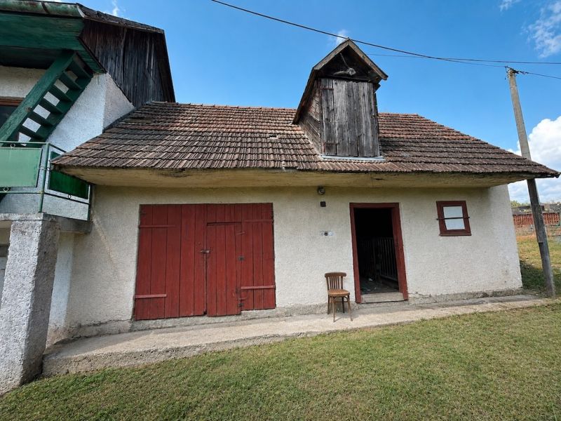 Das Einfamilienhaus in der Straße Na záhumnie in Hrochoť hat einen älteren Stil mit Holzelementen.