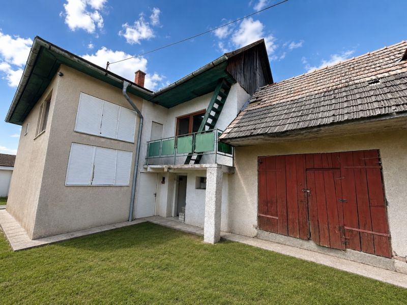 Einfamilienhaus in der Straße Na záhumnie in Hrochoť, mit einem grünen Rasen-Garten.