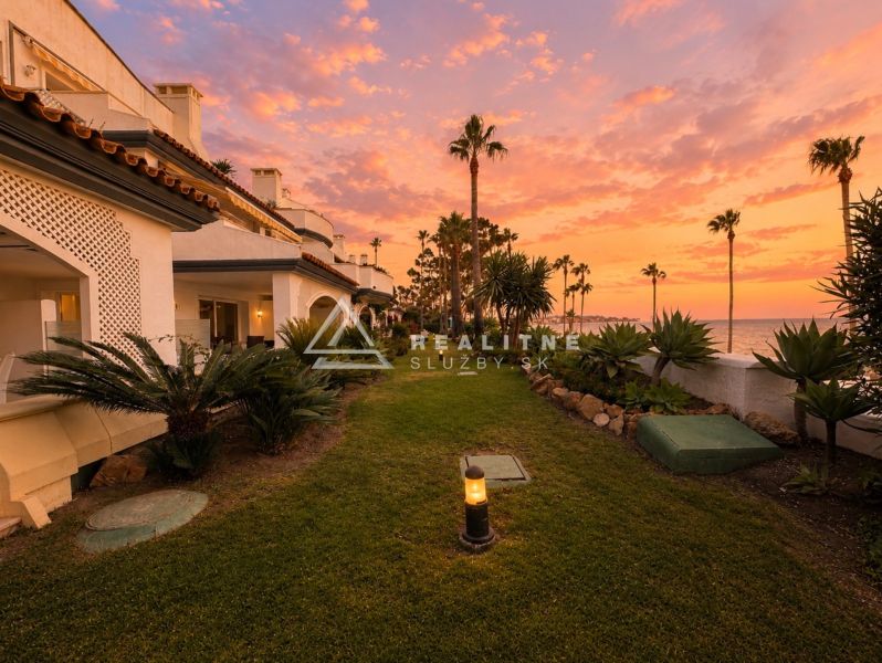 Garten bei einer 4-Zimmer-Wohnung in der Dominion Beach Straße, Estepona, mit Blick auf den Ozean.