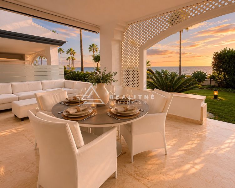 Die Terrasse einer 4-Zimmer-Wohnung mit Meerblick, bequemen Sitzgelegenheiten und elegantem Essbereich.