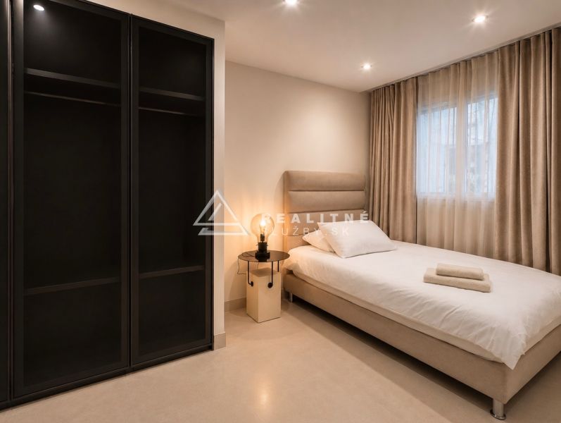 Schlafzimmer in einer 4-Zimmer-Wohnung, einfaches Bett, Nachttisch und Kleiderschrank.