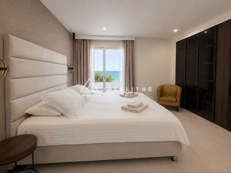 Schlafzimmer in einer 4-Zimmer-Wohnung mit Meerblick, mit einem bequemen Bett und einem Schrank.