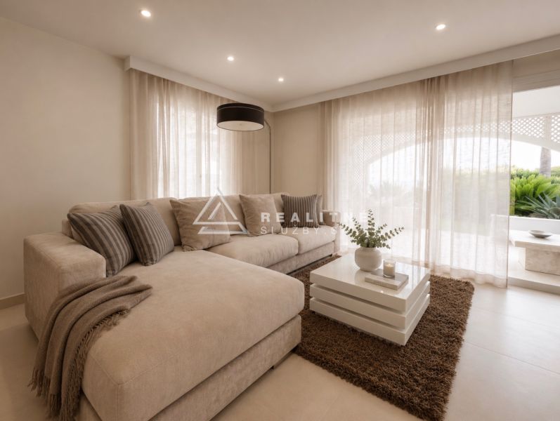 Helles Wohnzimmer in einer 4-Zimmer-Wohnung mit einem bequemen Sofa und einem Couchtisch.