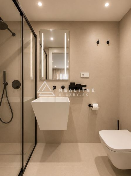 Badezimmer mit Duschkabine, Spiegel und Hängewaschbecken in einer 4-Zimmer-Wohnung.