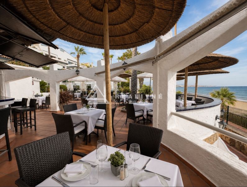 Terrasse mit Meerblick am Dominion Beach in Estepona bei einer 4-Zimmer-Wohnung.