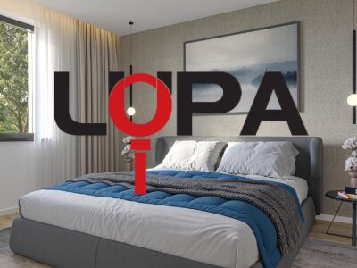 Schlafzimmer in einem Einfamilienhaus mit großem Bett und dekorativer Wand.
