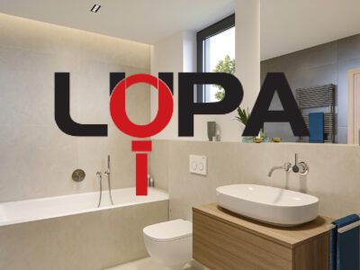 Ein Badezimmer in einem Einfamilienhaus mit freistehender Badewanne und Waschbecken auf einem Holzgestell.