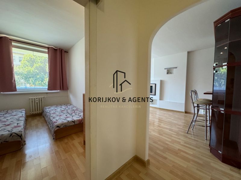 2-Zimmer-Wohnung mit Holzboden-Dekor, umfasst ein Schlafzimmer und ein Wohnzimmer.