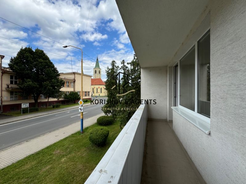 Balkon aus einer 2-Zimmer-Wohnung in der Kukorelliho-Straße in Humenné, Blick auf die Straße und die Kirche.