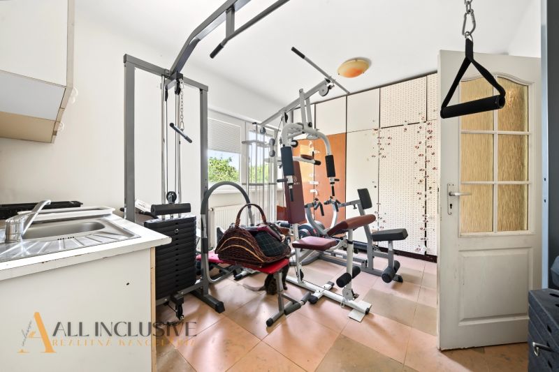 Fitnessgerät im Einfamilienhaus mit Fitnessgeräten und Waschbecken.