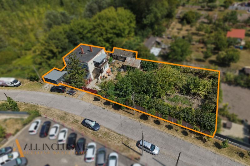 Ein Einfamilienhaus in Bodza mit einem weitläufigen Garten, Parkmöglichkeiten und einem eingezäunten Grundstück.