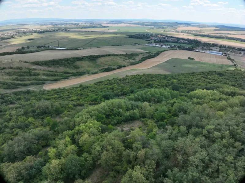 Landwirtschaftliche und forstwirtschaftliche Grundstücke in Tornaľa mit Panoramablick auf die umliegende Landschaft.