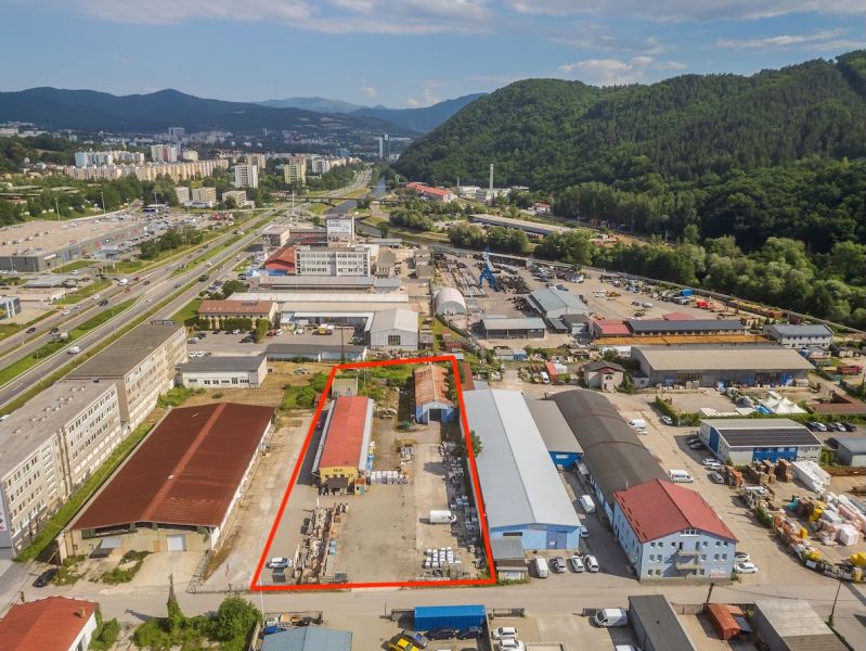 Ein Gebäude in der Industriezone an der Zvolenská-Straße in Banská Bystrica, umgeben von Natur und Gebäuden.
