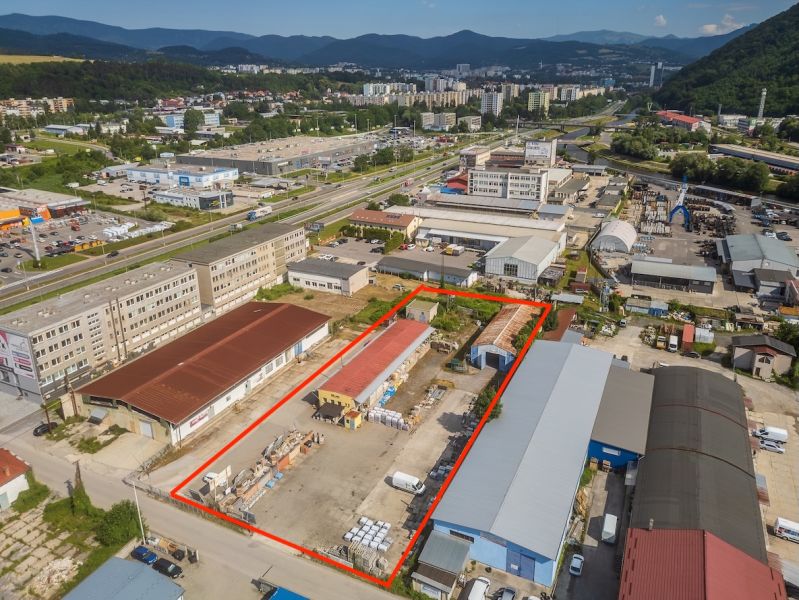 Das Gebäude an der Zvolenská-Straße in Banská Bystrica mit Industriehallen und Lagerhäusern.