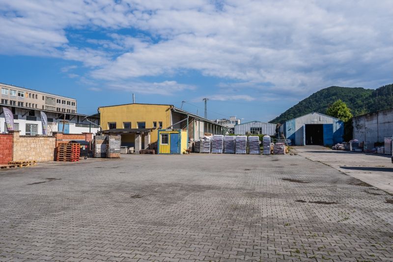 Das Gelände an der Zvolenská-Straße in Banská Bystrica mit Gebäuden und Lagerräumen.