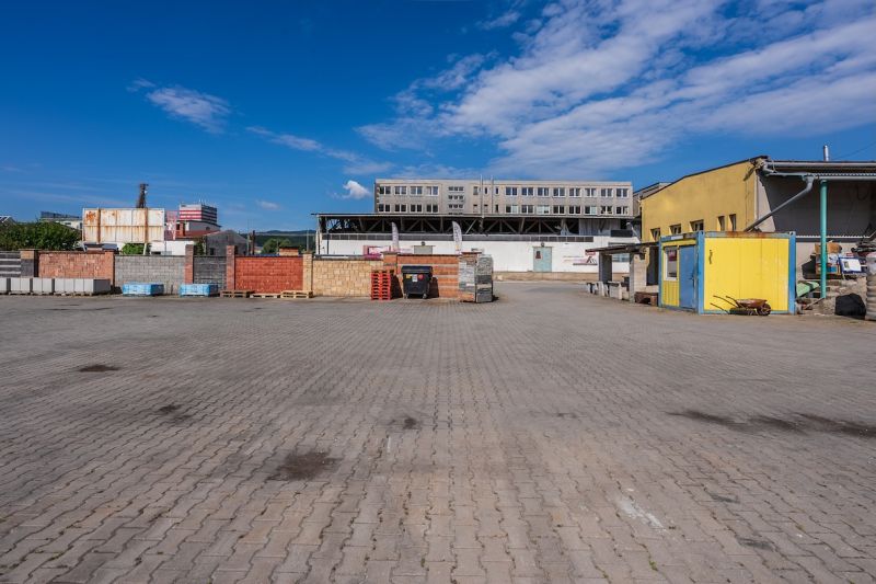 Das Gebäude an der Zvolenská-Straße in Banská Bystrica mit Blöcken und Lager im Hof.