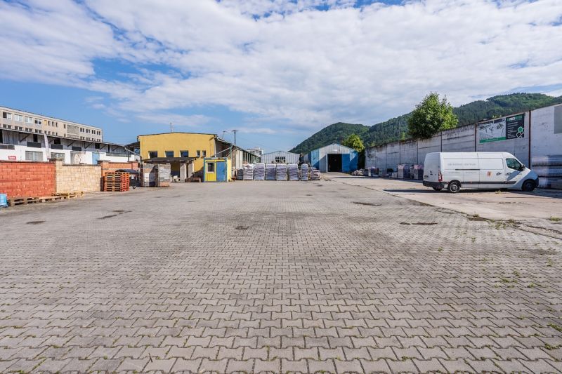 Der Bereich mit Pflastersteinen und Gebäuden an der Zvolenská-Straße in Banská Bystrica.