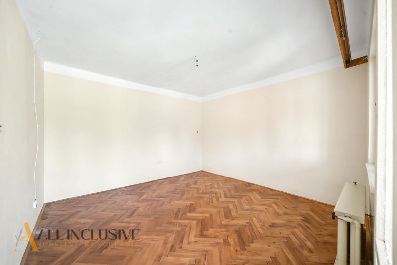 Ein leerer Raum mit Holzdekorboden in einem Einfamilienhaus.