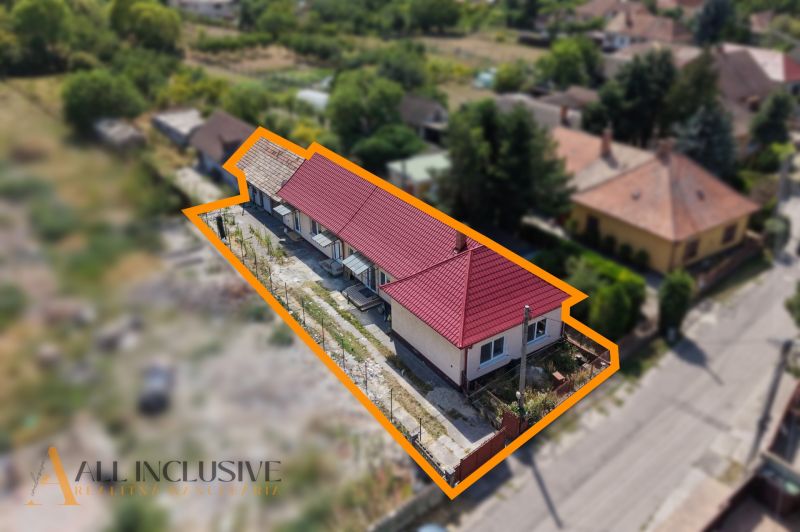 Ein Einfamilienhaus in Vydrany mit rotem Dach, umgeben von einem Garten und Konferenzräumen.