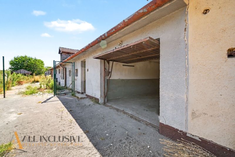 Offene Garage im Außenbereich eines Einfamilienhauses in Vydrany mit einer Betonauffahrt.