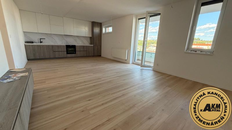 Küche und Wohnbereich mit Holzboden in einer 3-Zimmer-Wohnung.