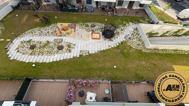 Spielplatz im Garten einer 3-Zimmer-Wohnung in der Kubániho-Straße in Zvolen.