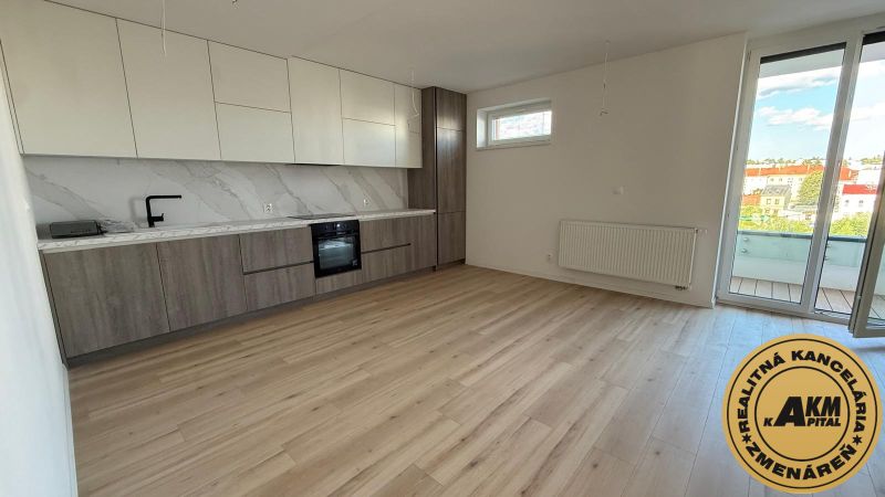 Küche in einer 3-Zimmer-Wohnung mit Holzboden und Balkon.