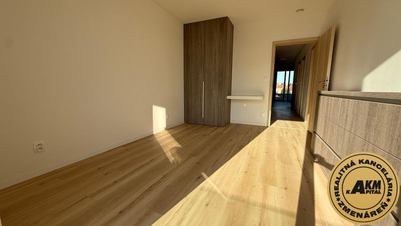 Zimmer in einer 3-Zimmer-Wohnung mit Holzboden und Einbauschrank.
