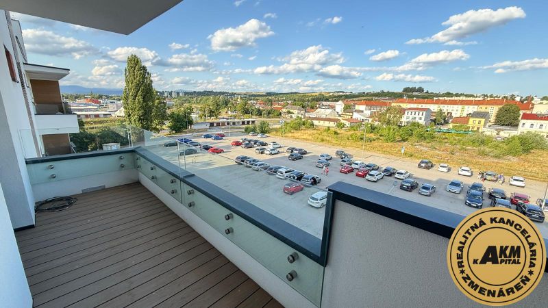 Der Balkon mit einem Boden in Holzoptik bietet einen Blick auf Zvolen, die Kubániho-Straße.
