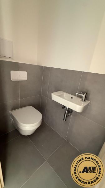 Kleines Badezimmer in einer 3-Zimmer-Wohnung mit Toilette und Waschbecken.