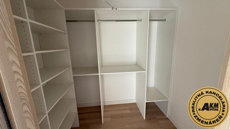 Einbauschrank in einer 3-Zimmer-Wohnung mit einem Boden in Holzoptik.