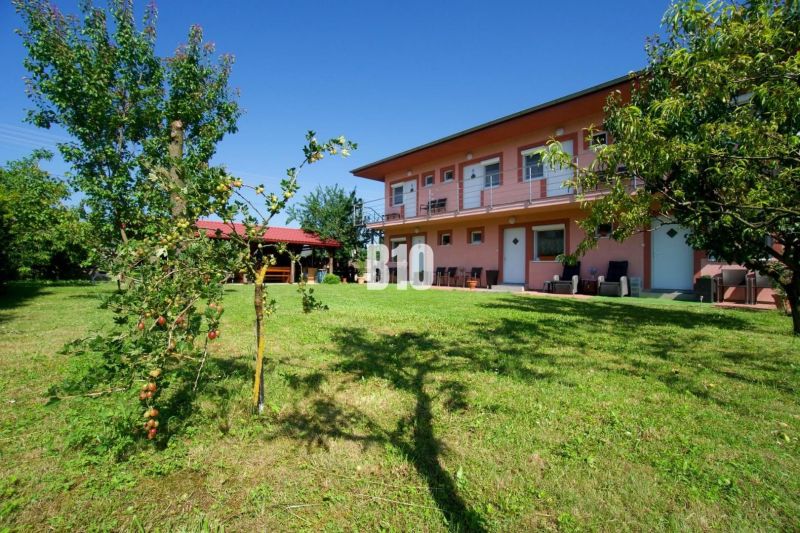 Ein Einfamilienhaus in Podhájska mit einem großen Garten und einem Pavillon zur Entspannung.