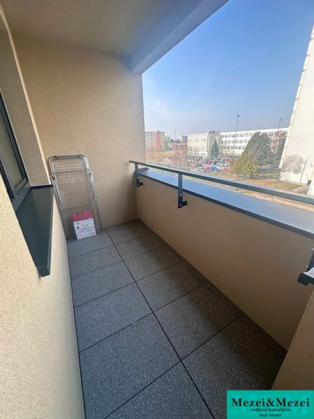 Balkon einer 2-Zimmer-Wohnung in der Straße ARBORIA in Trnava mit Blick auf die Umgebung.