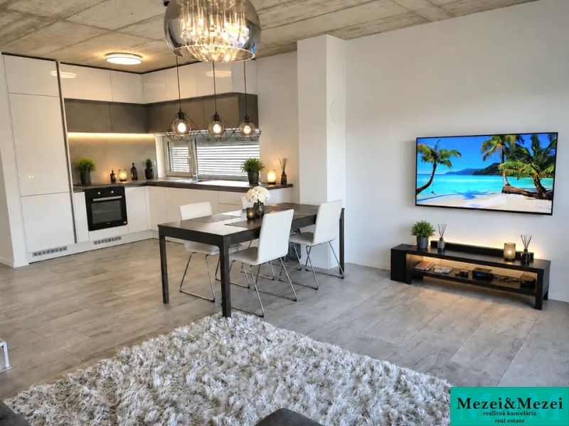 Wohnzimmer mit Küche, Esstisch und Holzboden in einem Einfamilienhaus.